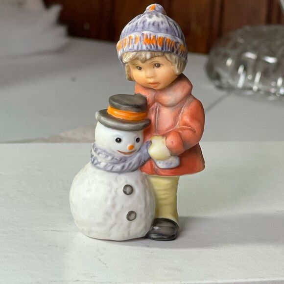 Goebel Hummel 2001 “ A gift of Snowman” porcelain Figurine. - Picture 1 of 7